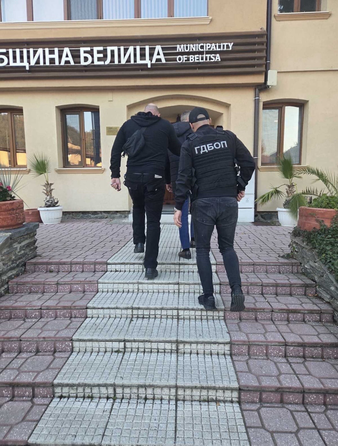 ГДБОП и ДАНС задържаха трима души за участие в престъпен сговор и търговия с влияние